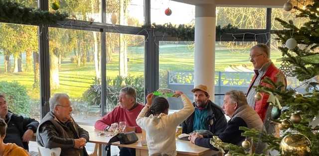 06/01/2023 - Le Père Noël a rendu visite à L'Ecole de golf